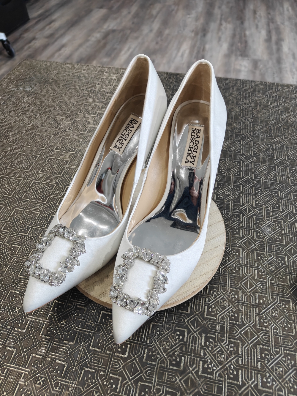 Badgley Mischka Women's Cher Crystal Buckle Pumps in white satin Size 8 EXC! - Picture 9 of 17